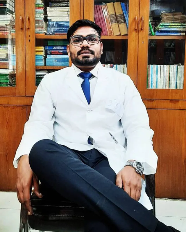 Dr. Vinay Gangwar performing joint replacement surgery in Bareilly